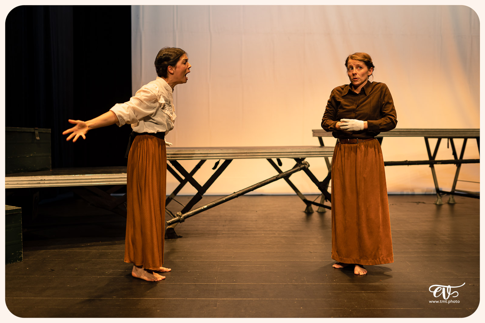 LA MESNIE H. - UN JOUR D'ÉTÉ